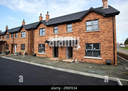 Vorverkaufte Doppelhaushälften im Neubau auf einem Anwesen in Toomebridge, Nordirland, Großbritannien Stockfoto