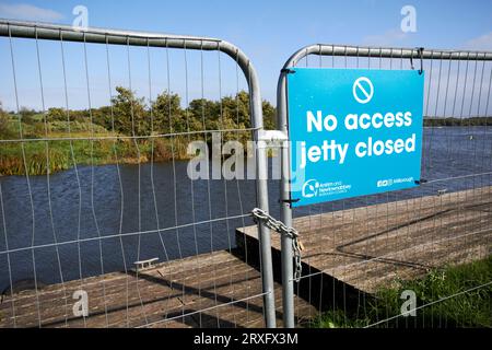 Der Zugang zum Steg ist wegen des Ausbruchs von Blaualgen am cranfield Point am Lough Neagh Nordirland, Vereinigtes Königreich, geschlossen Stockfoto