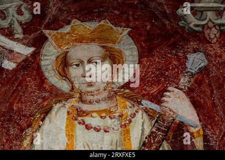 Die heilige Katharina von Alexandria greift ein Schwert, das Symbol ihres Martyriums. Detail des spätgotischen Freskos in der Franziskanerkirche in Lienz, Osttirol, Österreich. Einer von zwei ehemaligen Altarbildern, die um 1440 von Nikolaus Kenntner, einem Lienzer Künstler, gemalt wurden. Stockfoto