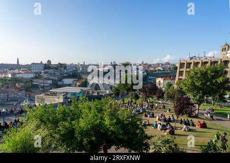 06.22.2023. Porto, Portugal: Viele Menschen entspannen in Jardim do Morro über dem Fluss Douro. Stockfoto