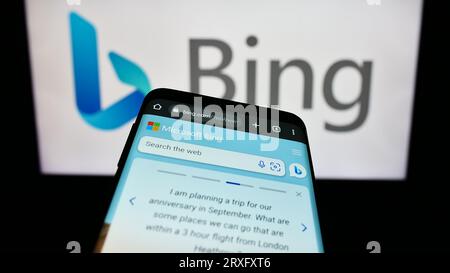 Smartphone mit Webseite der Web-Suchmaschine Microsoft Bing auf dem Bildschirm vor dem Firmenlogo. Konzentrieren Sie sich auf die obere linke Ecke des Telefondisplays. Stockfoto