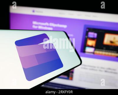 Smartphone mit Logo der Videobearbeitungssoftware Clipchamp (Microsoft) auf dem Bildschirm vor der Website. Konzentrieren Sie sich auf die Mitte-links-Anzeige des Telefons. Stockfoto