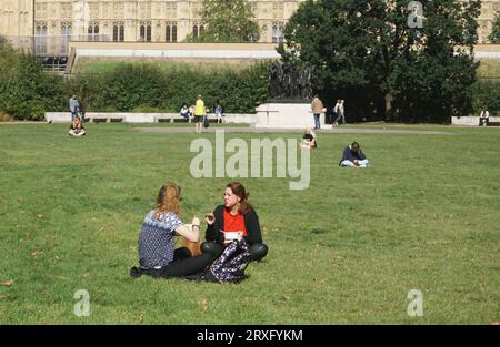 London, Vereinigtes Königreich. September 2023 25. Wetter in Großbritannien – Londoner und Besucher genießen einen der letzten warmen und sonnigen Tage des Jahres im Zentrum Londons. Uwe Deffner/Alamy Live News Stockfoto