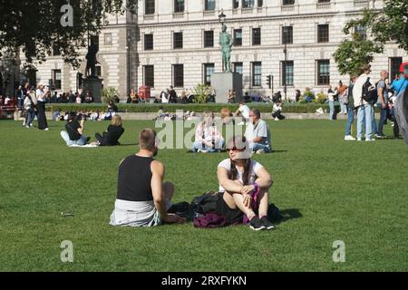 London, Vereinigtes Königreich. September 2023 25. Wetter in Großbritannien – Londoner und Besucher genießen einen der letzten warmen und sonnigen Tage des Jahres im Zentrum Londons. Uwe Deffner/Alamy Live News Stockfoto