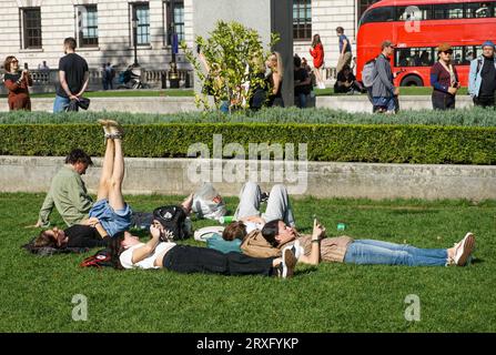 London, Vereinigtes Königreich. September 2023 25. Wetter in Großbritannien – Londoner und Besucher genießen einen der letzten warmen und sonnigen Tage des Jahres im Zentrum Londons. Uwe Deffner/Alamy Live News Stockfoto