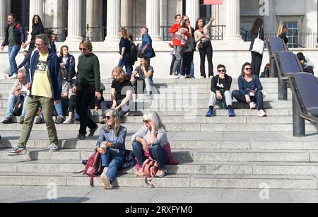 London, Vereinigtes Königreich. September 2023 25. Wetter in Großbritannien – Londoner und Besucher genießen einen der letzten warmen und sonnigen Tage des Jahres im Zentrum Londons. Uwe Deffner/Alamy Live News Stockfoto