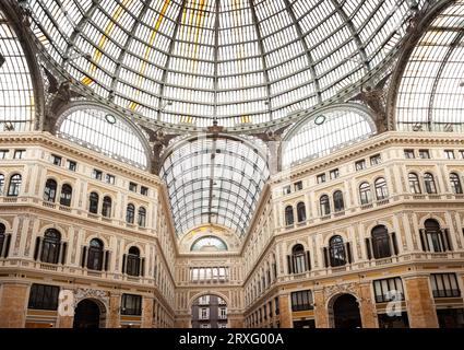 Galleria Umberto 1, beliebte Einkaufsgalerie, die Ende des 19. Jahrhunderts in der Phase des Wiederaufbaus der Stadt Neapel, Italien, erbaut wurde Stockfoto