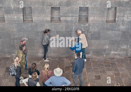 CUSCO, PERU. 2023: Führung für Touristen im Inka-Tempel zur Sonne. Santo Domingo Kloster auf den Ruinen Stockfoto