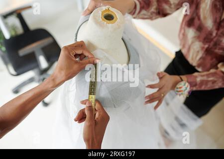 Hände von Schneidermesserschultern der Schaufensterpuppe Stockfoto