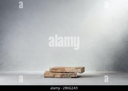 Steinpodium als Hintergrund für kosmetische Mittel. Mockup-Sockel und Display-Produkt. Stockfoto