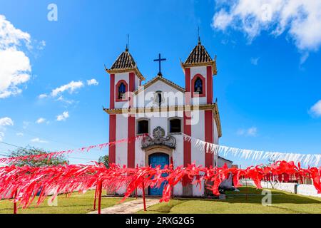 Historische Kirche mit bunten Bändern für religiöse Feiern in der Stadt Lavras Novas in Minas Gerais, Brasilien Stockfoto