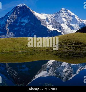 Eiger-Nordwand und Moench spiegelten sich in einem kleinen, namenlosen See in der Schweiz wider Stockfoto