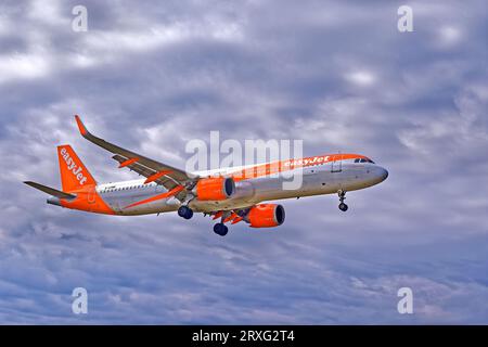 EasyJet-Luftfahrzeuge beim Endanflug auf die Start- und Landebahn. Stockfoto