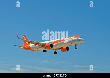 EasyJet-Luftfahrzeuge beim Endanflug auf die Start- und Landebahn. Stockfoto