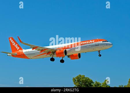 EasyJet-Luftfahrzeuge beim Endanflug auf die Start- und Landebahn. Stockfoto