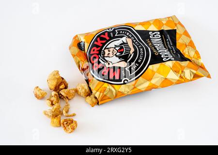 Eine offene Tüte mit Mr. Porky-Schweinekratzern. Stockfoto