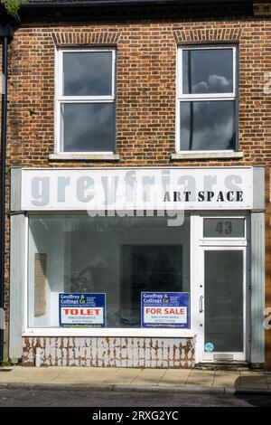 Zu vermieten und zu verkaufen Immobilienmakler Boards im Fenster des Greyfriars Art Space, King's Lynn. Stockfoto