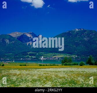 Schauen Sie im Frühjahr über den Wolfgangsee auf den Platz St. Wolfgang im Salzkammergut. A Österreich, Land Salzburg, Oberösterreich, Look Stockfoto