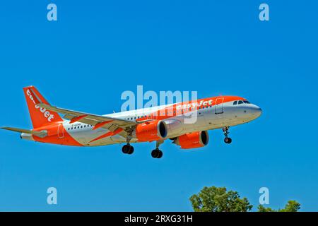 EasyJet-Luftfahrzeuge beim Endanflug auf die Start- und Landebahn. Stockfoto