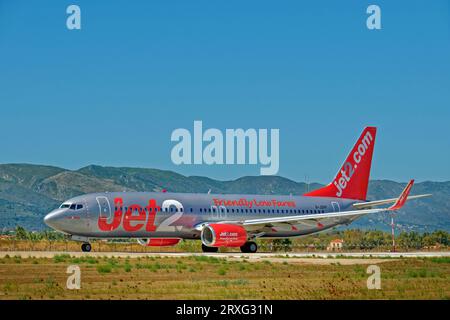 Jet2 Boeing 737 Flugzeug, das zum Start fährt. Stockfoto