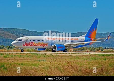 Jet2 Urlaub Boeing 737 Flugzeug Rolling für den Start. Stockfoto