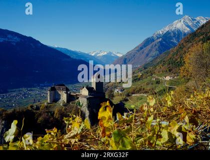 Das Schloss Tirol mit Meran im Herbst mit Blick im Vinschgau, rechts der Zielpunkt (3. 006 m hoch). Ich Südtirol, das Schloss Stockfoto