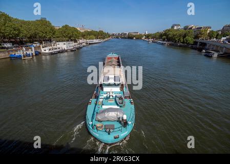 Frachtschiff auf der seine, Paris, Frankreich Stockfoto