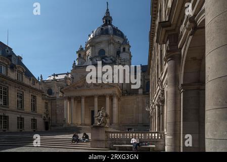 Innenhof mit der Chapelle Sainte Ursule de la Sorbonne, erbaut 1642, Paris, Frankreich Stockfoto