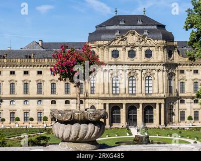 Blühende Fuchsien (Fuchsia), die Würzburger Residenz, UNESCO-Weltkulturerbe, Fassade, Detail, Würzburg, Unterfranken, Deutschland Stockfoto