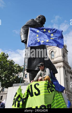 Die Grüne EU schließt sich erneut dem Protest gegen die Londoner Churchill-Statue an Stockfoto