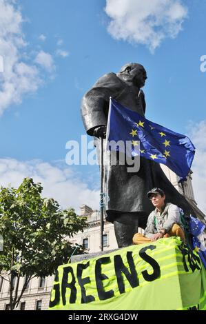 Die Grüne EU schließt sich erneut dem Protest gegen die Londoner Churchill-Statue an Stockfoto