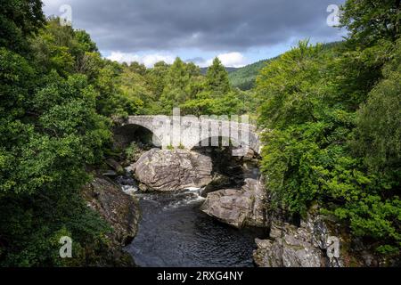 Die 1813 fertiggestellte Thomas Telford Bridge überquert den Fluss Moriston, Invermoriston, Highlands, Schottland, Vereinigtes Königreich Stockfoto