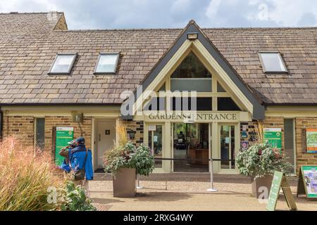 Eingangsgebäude zu den Gärten der Royal Horticultural Society in Harlow Carr, Teil der führenden britischen Gartenhilfsorganisation. Stockfoto