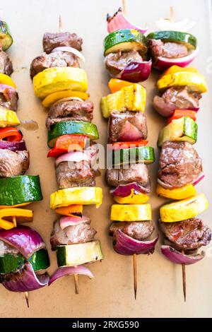 Grillspezialitäten - Rindfleisch und Gemüse, das auf dem Spieß brutzelt Stockfoto