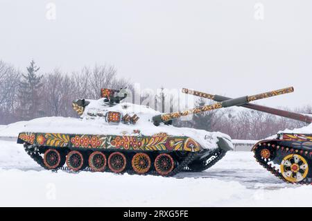 KIEW UKRAINE, 18. FEBRUAR 2006, blumige ukrainische T-64 Panzer unter dem Schnee Stockfoto