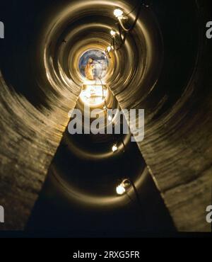 Kopfrohr beim hydraulischen Aufbocken eines Kanalrohrs, Digital und 6x6-Schieber Stockfoto