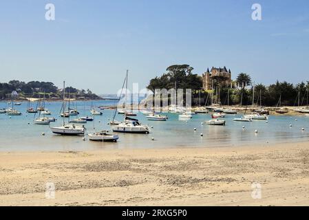 Meeresbucht mit blauem Wasser und Booten, Saint-Briac-sur-Mer, Ille-et-Vilaine, Bretagne, Frankreich Stockfoto