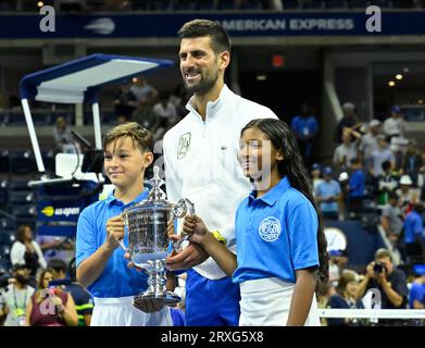 US Open Flushing Meadows New York 10/09/2023 Day 14 Novak Djokovic (SRB) mit Ballkindern, nachdem er das Finale seiner 24. Grand Slam Single gewonnen hat Stockfoto