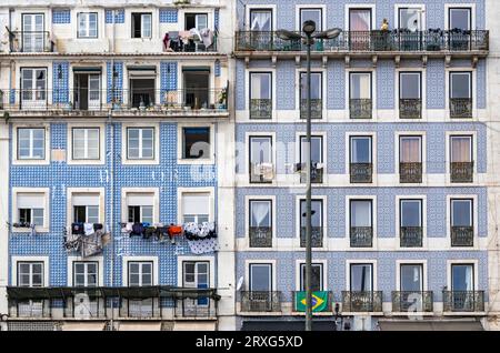 Fenster und Balkone mit Fassade aus traditionellen Azulejo-Wandfliesen, Lissabon, Portugal Stockfoto