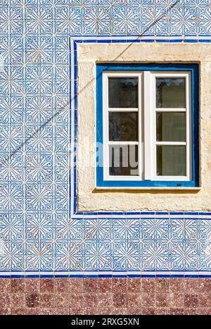 Traditionelle Azulejo Wandfliesen und Fenster, Lissabon, Portugal Stockfoto