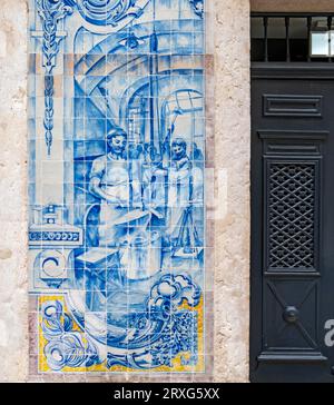 Nahaufnahme der traditionellen gemalten Azulejo-Wandfliesen in Lissabon, Portugal Stockfoto