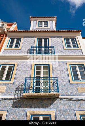 Fenster und Fassade aus traditionellen Azulejo-Wandfliesen, Lissabon, Portugal Stockfoto