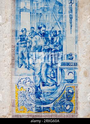 Nahaufnahme der traditionellen gemalten Azulejo-Wandfliesen in Lissabon, Portugal Stockfoto