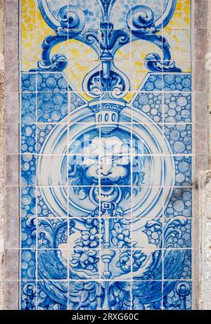 Nahaufnahme der traditionellen gemalten Azulejo-Wandfliesen in Lissabon, Portugal Stockfoto