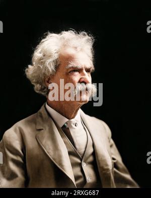 Das Foto zeigt Samuel Langhorne Clemens (Mark Twain), Kopf- und Schulterporträt, nach rechts gerichtet. Ca. 20. Mai 1907 Stockfoto