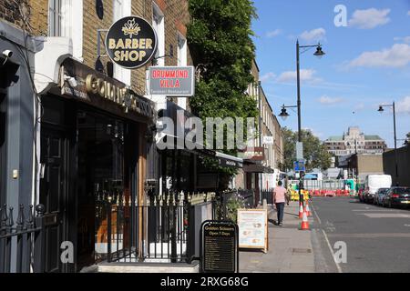 Die einst pulsierende Drummond Street, Heimat asiatischer Curryhäuser und Geschäfte, leidet wirklich unter der Unsicherheit über die Verbindung von HS2 zum Bahnhof Euston in Camden, London, Großbritannien Stockfoto