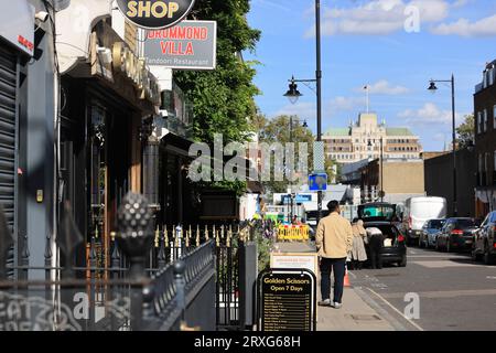 Die einst pulsierende Drummond Street, Heimat asiatischer Curryhäuser und Geschäfte, leidet wirklich unter der Unsicherheit über die Verbindung von HS2 zum Bahnhof Euston in Camden, London, Großbritannien Stockfoto