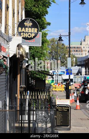 Die einst pulsierende Drummond Street, Heimat asiatischer Curryhäuser und Geschäfte, leidet wirklich unter der Unsicherheit über die Verbindung von HS2 zum Bahnhof Euston in Camden, London, Großbritannien Stockfoto