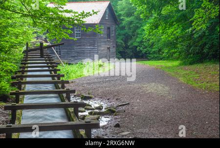 Mingus Mill im Great Smoky Mountains National Park in North Carolina. Diese Turbine aus dem Jahr 1886 mahlt Mais zu Mehl und Weizen zu Mehl. Stockfoto