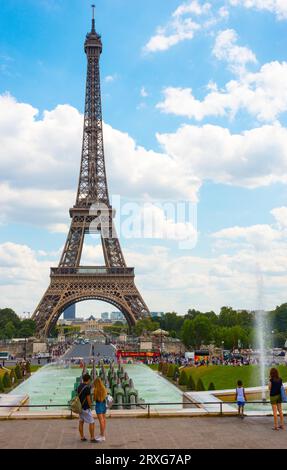 Junge Liebhaber vor dem Eiffelturm, gesehen vom Place du Trocadero, Paris, Frankreich Stockfoto